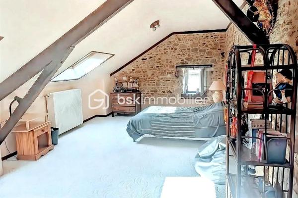 Située à La Roë (53350), dans un environnement calme et verdoyant, à seulement 11 minutes de Cossé-le-Vivien, cette élégante propriété bourgeoise datant de 1650 offre environ 280 m² habitables, au cœur d'un magnifique parc arboré et entièrement clos de 4 000 m².

Idéalement implantée au carrefour de quatre grandes villes de l'Ouest — Laval, Angers, Rennes et Nantes — cette demeure offre un équilibre parfait entre le calme de la campagne et une excellente accessibilité.

Dès l'entrée, le charme opère immédiatement. Entièrement rénovée avec goût, cette bâtisse de caractère allie avec élégance le cachet de l'ancien et le confort d'aujourd'hui. Parquets d'origine, poutres apparentes, murs en pierre et cheminées authentiques dans la cuisine et la salle à manger témoignent de son histoire, tandis que les équipements récents assurent un confort optimal au quotidien.

Le rez-de-chaussée dévoile de beaux volumes baignés de lumière :

une vaste cuisine d'environ 32 m², chaleureuse et conviviale, sublimée par une cheminée ancienne ;
une salle à manger pleine de charme avec cheminée ;
un vaste séjour, idéal pour partager des moments en famille ou entre amis ;
un bureau parfaitement adapté au télétravail ;
une véranda lumineuse pouvant accueillir un salon cosy ou un jardin d'hiver ;
une chambre avec salle d'eau privative permettant une véritable vie de plain-pied ;
un WC indépendant.

À l'étage, les généreux volumes se poursuivent avec :

quatre belles chambres lumineuses, dont deux d'environ 30 m² ;
une superbe pièce centrale de 40 m², idéale pour une salle de jeux, un salon cinéma, un espace détente ou un dortoir ;
deux élégantes salles de bains équipées d'une douche, d'une baignoire et d'une double vasque ;
un WC indépendant.

Un grenier déjà isolé et équipé de fenêtres de toit offre un beau potentiel d'aménagement pour créer des espaces supplémentaires selon vos envies.

Un extérieur pensé pour profiter pleinement de chaque saison

À l'extérieur, le parc arboré et entièrement clôturé offre un véritable havre de paix, à l'abri des regards.

Véritable coup de cœur de la propriété, la magnifique piscine chauffée de 4 × 8 mètres, couverte et sécurisée, devient un véritable lieu de vie dès les beaux jours. En période estivale, elle est un atout exceptionnel pour se rafraîchir et profiter pleinement des journées ensoleillées. Grâce à son abri, vous pourrez prolonger les baignades bien au-delà de l'été et savourer des instants privilégiés en famille ou entre amis, quelle que soit la météo. Un véritable luxe, particulièrement apprécié lors des épisodes de fortes chaleurs.

Les dépendances d'environ 130 m², les garages ainsi que le préau permettant d'abriter plusieurs véhicules offrent de nombreuses possibilités : atelier, stockage, espace de loisirs, activité professionnelle ou projet familial.

Côté confort, les menuiseries en double vitrage installées en 2022 ainsi que la pompe à chaleur récente de 2023 garantissent une excellente performance énergétique. Aucun travaux n'est à prévoir : vous n'aurez plus qu'à poser vos valises.

Autre atout majeur, la propriété se situe à seulement 9 minutes de la base de loisirs de La Rincerie, un site incontournable de la région proposant plage aménagée, baignade, activités nautiques, pêche, promenades, parcours VTT et espaces de détente. Un environnement idéal pour profiter pleinement de la nature tout au long de l'année.

Les accès sont rapides :

Laval et sa gare TGV à 40 minutes ;
Angers et Rennes à 1 heure ;
Nantes à 1 h 15.

Rare sur le secteur, cette demeure de caractère séduira les amateurs de belles pierres, de grands espaces et de prestations de qualité. Une propriété où authenticité, élégance et confort se conjuguent à la perfection. Une visite suffira pour tomber sous le charme.