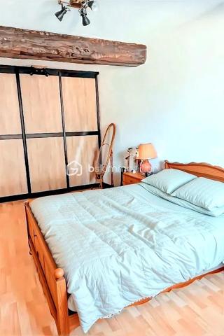 Située à La Roë (53350), dans un environnement calme et verdoyant, à seulement 11 minutes de Cossé-le-Vivien, cette élégante propriété bourgeoise datant de 1650 offre environ 280 m² habitables, au cœur d'un magnifique parc arboré et entièrement clos de 4 000 m².

Idéalement implantée au carrefour de quatre grandes villes de l'Ouest — Laval, Angers, Rennes et Nantes — cette demeure offre un équilibre parfait entre le calme de la campagne et une excellente accessibilité.

Dès l'entrée, le charme opère immédiatement. Entièrement rénovée avec goût, cette bâtisse de caractère allie avec élégance le cachet de l'ancien et le confort d'aujourd'hui. Parquets d'origine, poutres apparentes, murs en pierre et cheminées authentiques dans la cuisine et la salle à manger témoignent de son histoire, tandis que les équipements récents assurent un confort optimal au quotidien.

Le rez-de-chaussée dévoile de beaux volumes baignés de lumière :

une vaste cuisine d'environ 32 m², chaleureuse et conviviale, sublimée par une cheminée ancienne ;
une salle à manger pleine de charme avec cheminée ;
un vaste séjour, idéal pour partager des moments en famille ou entre amis ;
un bureau parfaitement adapté au télétravail ;
une véranda lumineuse pouvant accueillir un salon cosy ou un jardin d'hiver ;
une chambre avec salle d'eau privative permettant une véritable vie de plain-pied ;
un WC indépendant.

À l'étage, les généreux volumes se poursuivent avec :

quatre belles chambres lumineuses, dont deux d'environ 30 m² ;
une superbe pièce centrale de 40 m², idéale pour une salle de jeux, un salon cinéma, un espace détente ou un dortoir ;
deux élégantes salles de bains équipées d'une douche, d'une baignoire et d'une double vasque ;
un WC indépendant.

Un grenier déjà isolé et équipé de fenêtres de toit offre un beau potentiel d'aménagement pour créer des espaces supplémentaires selon vos envies.

Un extérieur pensé pour profiter pleinement de chaque saison

À l'extérieur, le parc arboré et entièrement clôturé offre un véritable havre de paix, à l'abri des regards.

Véritable coup de cœur de la propriété, la magnifique piscine chauffée de 4 × 8 mètres, couverte et sécurisée, devient un véritable lieu de vie dès les beaux jours. En période estivale, elle est un atout exceptionnel pour se rafraîchir et profiter pleinement des journées ensoleillées. Grâce à son abri, vous pourrez prolonger les baignades bien au-delà de l'été et savourer des instants privilégiés en famille ou entre amis, quelle que soit la météo. Un véritable luxe, particulièrement apprécié lors des épisodes de fortes chaleurs.

Les dépendances d'environ 130 m², les garages ainsi que le préau permettant d'abriter plusieurs véhicules offrent de nombreuses possibilités : atelier, stockage, espace de loisirs, activité professionnelle ou projet familial.

Côté confort, les menuiseries en double vitrage installées en 2022 ainsi que la pompe à chaleur récente de 2023 garantissent une excellente performance énergétique. Aucun travaux n'est à prévoir : vous n'aurez plus qu'à poser vos valises.

Autre atout majeur, la propriété se situe à seulement 9 minutes de la base de loisirs de La Rincerie, un site incontournable de la région proposant plage aménagée, baignade, activités nautiques, pêche, promenades, parcours VTT et espaces de détente. Un environnement idéal pour profiter pleinement de la nature tout au long de l'année.

Les accès sont rapides :

Laval et sa gare TGV à 40 minutes ;
Angers et Rennes à 1 heure ;
Nantes à 1 h 15.

Rare sur le secteur, cette demeure de caractère séduira les amateurs de belles pierres, de grands espaces et de prestations de qualité. Une propriété où authenticité, élégance et confort se conjuguent à la perfection. Une visite suffira pour tomber sous le charme.