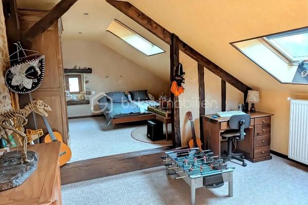Située à La Roë (53350), dans un environnement calme et verdoyant, à seulement 11 minutes de Cossé-le-Vivien, cette élégante propriété bourgeoise datant de 1650 offre environ 280 m² habitables, au cœur d'un magnifique parc arboré et entièrement clos de 4 000 m².

Idéalement implantée au carrefour de quatre grandes villes de l'Ouest — Laval, Angers, Rennes et Nantes — cette demeure offre un équilibre parfait entre le calme de la campagne et une excellente accessibilité.

Dès l'entrée, le charme opère immédiatement. Entièrement rénovée avec goût, cette bâtisse de caractère allie avec élégance le cachet de l'ancien et le confort d'aujourd'hui. Parquets d'origine, poutres apparentes, murs en pierre et cheminées authentiques dans la cuisine et la salle à manger témoignent de son histoire, tandis que les équipements récents assurent un confort optimal au quotidien.

Le rez-de-chaussée dévoile de beaux volumes baignés de lumière :

une vaste cuisine d'environ 32 m², chaleureuse et conviviale, sublimée par une cheminée ancienne ;
une salle à manger pleine de charme avec cheminée ;
un vaste séjour, idéal pour partager des moments en famille ou entre amis ;
un bureau parfaitement adapté au télétravail ;
une véranda lumineuse pouvant accueillir un salon cosy ou un jardin d'hiver ;
une chambre avec salle d'eau privative permettant une véritable vie de plain-pied ;
un WC indépendant.

À l'étage, les généreux volumes se poursuivent avec :

quatre belles chambres lumineuses, dont deux d'environ 30 m² ;
une superbe pièce centrale de 40 m², idéale pour une salle de jeux, un salon cinéma, un espace détente ou un dortoir ;
deux élégantes salles de bains équipées d'une douche, d'une baignoire et d'une double vasque ;
un WC indépendant.

Un grenier déjà isolé et équipé de fenêtres de toit offre un beau potentiel d'aménagement pour créer des espaces supplémentaires selon vos envies.

Un extérieur pensé pour profiter pleinement de chaque saison

À l'extérieur, le parc arboré et entièrement clôturé offre un véritable havre de paix, à l'abri des regards.

Véritable coup de cœur de la propriété, la magnifique piscine chauffée de 4 × 8 mètres, couverte et sécurisée, devient un véritable lieu de vie dès les beaux jours. En période estivale, elle est un atout exceptionnel pour se rafraîchir et profiter pleinement des journées ensoleillées. Grâce à son abri, vous pourrez prolonger les baignades bien au-delà de l'été et savourer des instants privilégiés en famille ou entre amis, quelle que soit la météo. Un véritable luxe, particulièrement apprécié lors des épisodes de fortes chaleurs.

Les dépendances d'environ 130 m², les garages ainsi que le préau permettant d'abriter plusieurs véhicules offrent de nombreuses possibilités : atelier, stockage, espace de loisirs, activité professionnelle ou projet familial.

Côté confort, les menuiseries en double vitrage installées en 2022 ainsi que la pompe à chaleur récente de 2023 garantissent une excellente performance énergétique. Aucun travaux n'est à prévoir : vous n'aurez plus qu'à poser vos valises.

Autre atout majeur, la propriété se situe à seulement 9 minutes de la base de loisirs de La Rincerie, un site incontournable de la région proposant plage aménagée, baignade, activités nautiques, pêche, promenades, parcours VTT et espaces de détente. Un environnement idéal pour profiter pleinement de la nature tout au long de l'année.

Les accès sont rapides :

Laval et sa gare TGV à 40 minutes ;
Angers et Rennes à 1 heure ;
Nantes à 1 h 15.

Rare sur le secteur, cette demeure de caractère séduira les amateurs de belles pierres, de grands espaces et de prestations de qualité. Une propriété où authenticité, élégance et confort se conjuguent à la perfection. Une visite suffira pour tomber sous le charme.