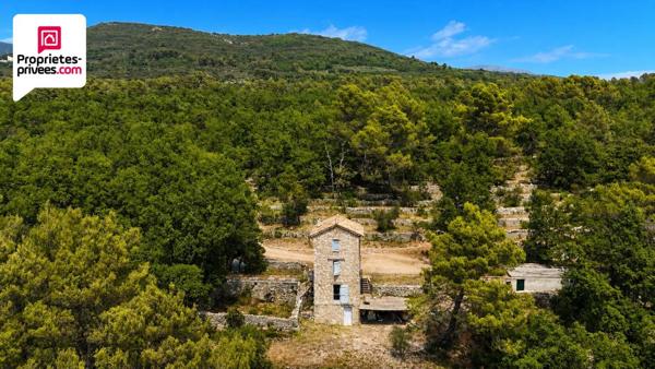 TOUR EN PIERRES AMENAGEE AVEC TERRAIN DE 7 HECTARES ET VUE PANORAMIQUE SUR LA VALLEE DE LA SIAGNE