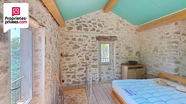 TOUR EN PIERRES AMENAGEE AVEC TERRAIN DE 7 HECTARES ET VUE PANORAMIQUE SUR LA VALLEE DE LA SIAGNE