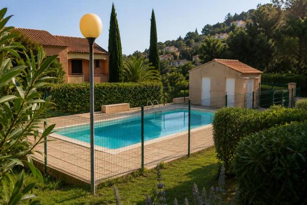 Appartement traversant en rez-de-jardin avec jardin privatif, piscine et parking - Cavalaire-sur-Mer
