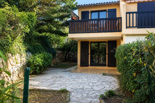 Appartement traversant en rez-de-jardin avec jardin privatif, piscine et parking - Cavalaire-sur-Mer