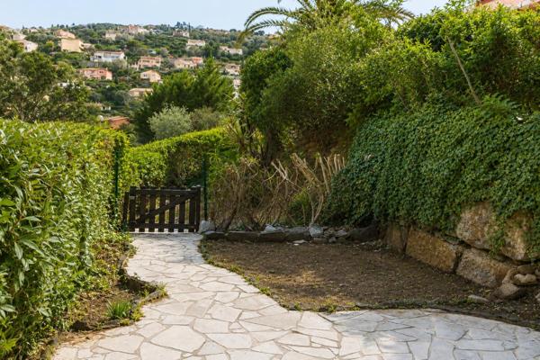 Appartement traversant en rez-de-jardin avec jardin privatif, piscine et parking - Cavalaire-sur-Mer
