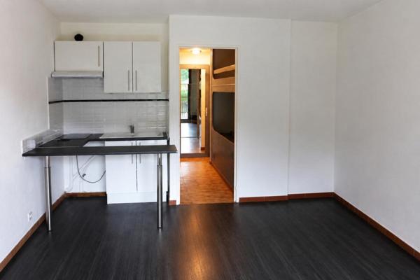 Appartement traversant en rez-de-jardin avec jardin privatif, piscine et parking - Cavalaire-sur-Mer