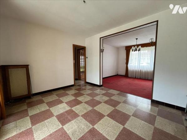 MAISON DE LOTISSEMENT avec 2 garages