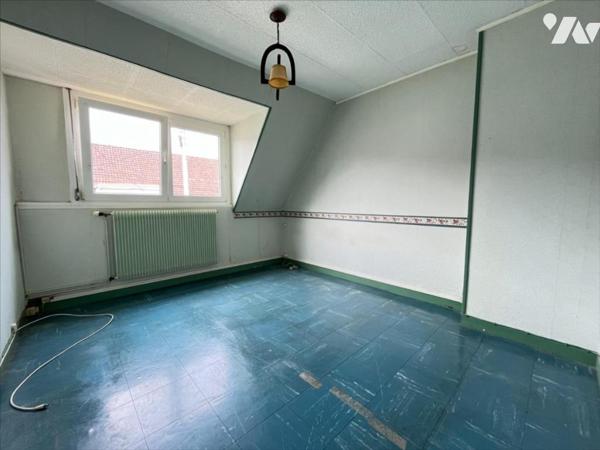 MAISON DE LOTISSEMENT avec 2 garages