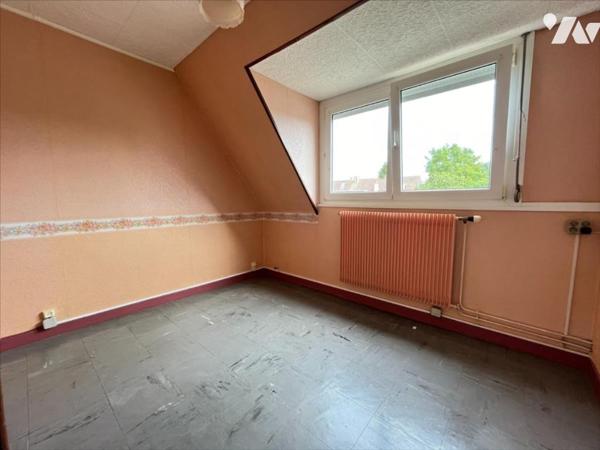 MAISON DE LOTISSEMENT avec 2 garages