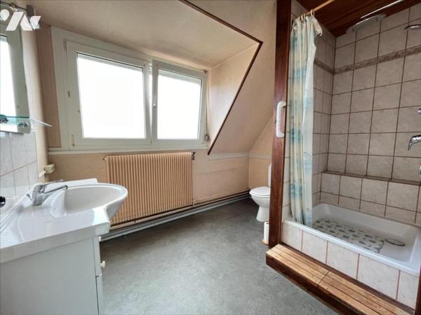 MAISON DE LOTISSEMENT avec 2 garages