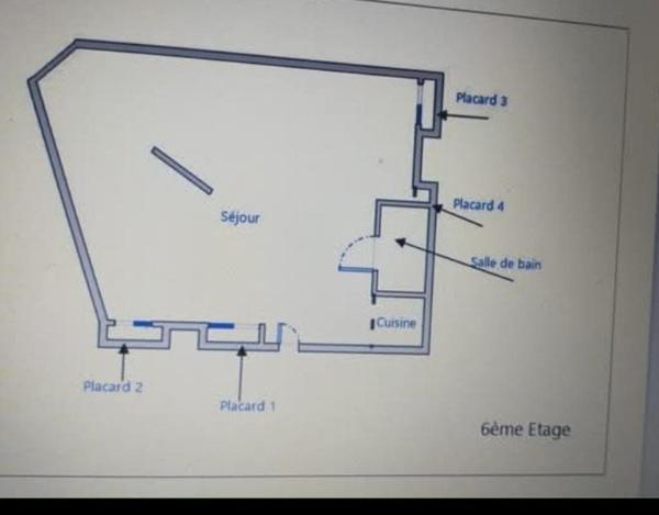 A saisir studio sous les toits avec poutres apparentes idéalement placé