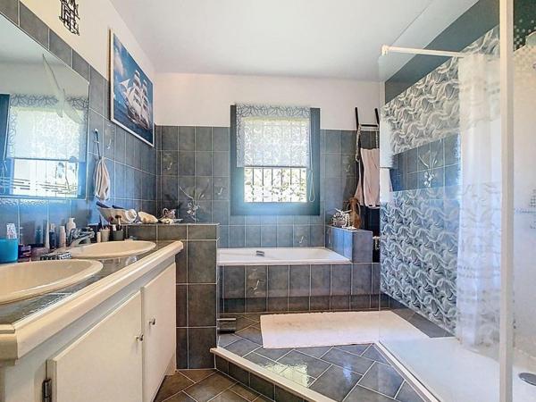 Villa vue panoramique avec studio et piscine