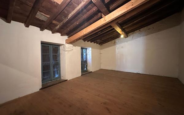 Maison à vendre    3 pièces •  Rouvenac