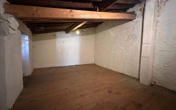 Maison à vendre    3 pièces •  Rouvenac