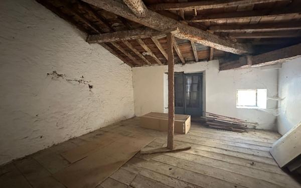 Maison à vendre    3 pièces •  Rouvenac