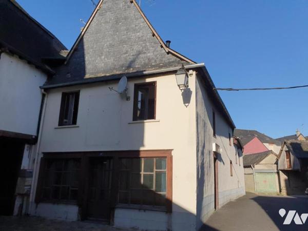 LA GUERCHE DE BGNE - Plein-Centre - Maison de ville avec cour et hangar