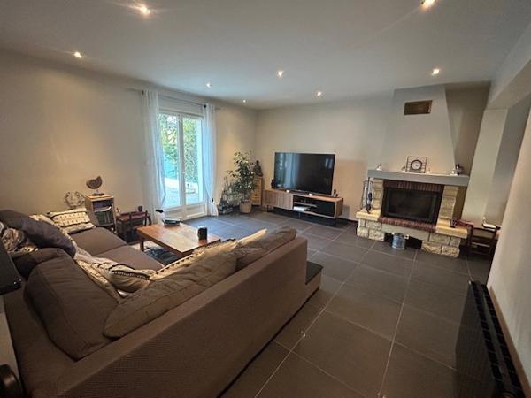 Montlhéry (91310) MONTLHERY - CENTRE VILLE - MAISON INDIVIDUELLE F6 - 158 M2 AU SOL - JARDIN VERDOYANT - GARAGE