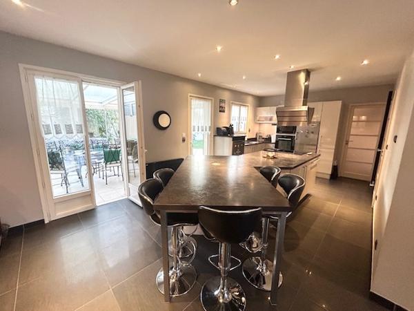 Montlhéry (91310) MONTLHERY - CENTRE VILLE - MAISON INDIVIDUELLE F6 - 158 M2 AU SOL - JARDIN VERDOYANT - GARAGE