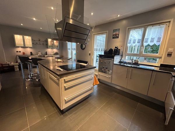 Montlhéry (91310) MONTLHERY - CENTRE VILLE - MAISON INDIVIDUELLE F6 - 158 M2 AU SOL - JARDIN VERDOYANT - GARAGE