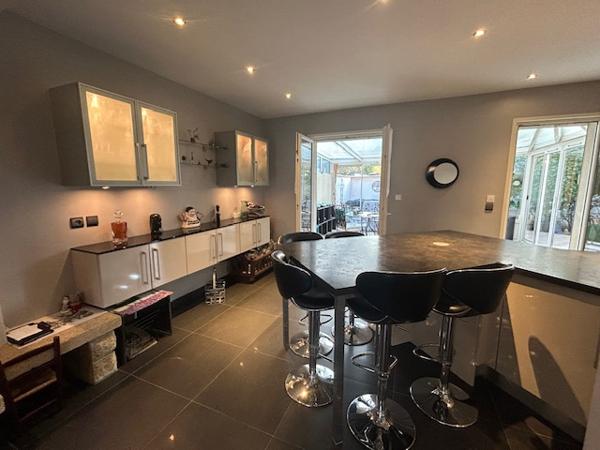 Montlhéry (91310) MONTLHERY - CENTRE VILLE - MAISON INDIVIDUELLE F6 - 158 M2 AU SOL - JARDIN VERDOYANT - GARAGE