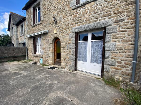 Maison en pierre à vendre à Bobital proche Dinan., 3 chambres, jardin et dépendances