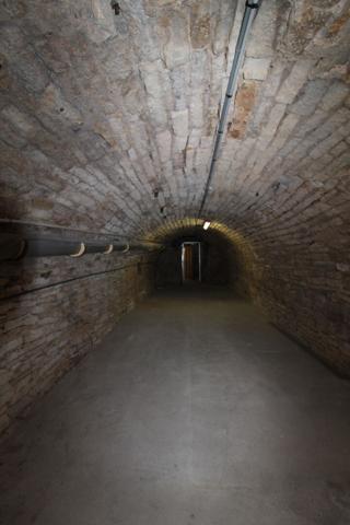 A LOUER LOCAL COMMERCIAL - DIJON PROCHE PLACE DE LA REPUBLIQUE -