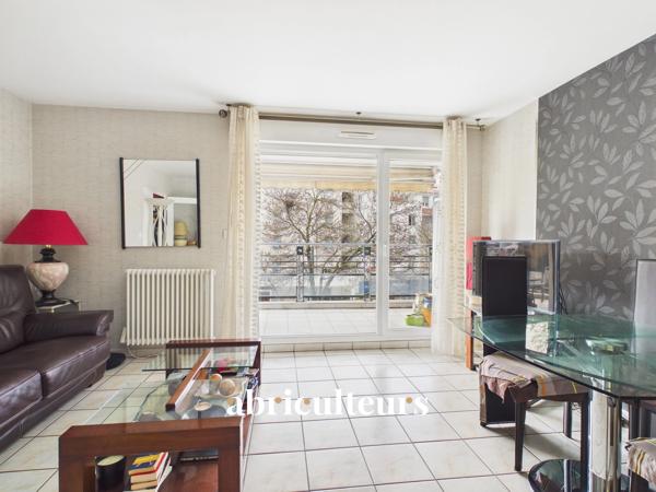 Grand 2 pièces avec terrasse et garage en vente à Bron (69500)