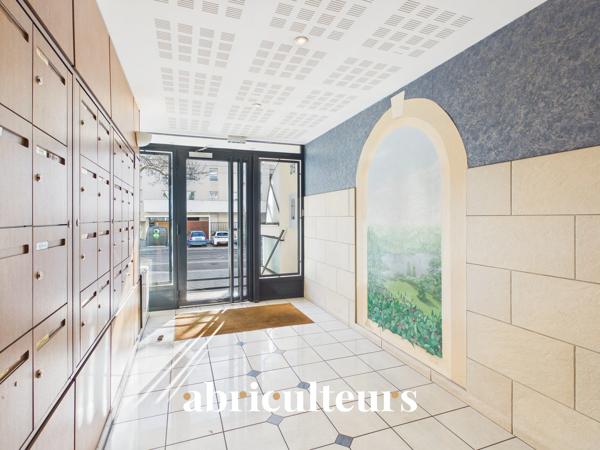 Grand 2 pièces avec terrasse et garage en vente à Bron (69500)