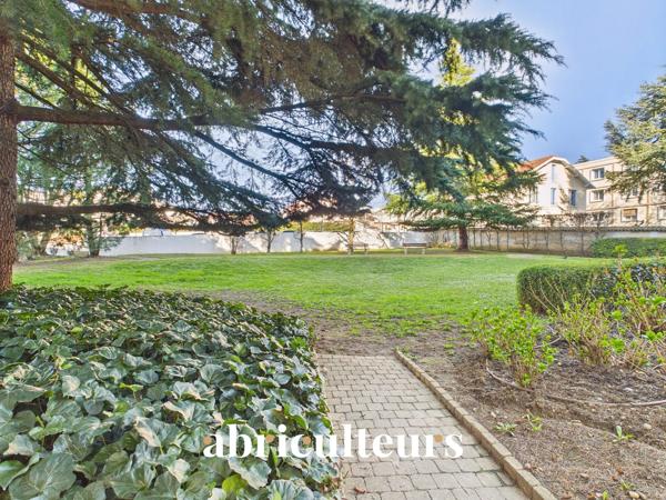 Grand 2 pièces avec terrasse et garage en vente à Bron (69500)