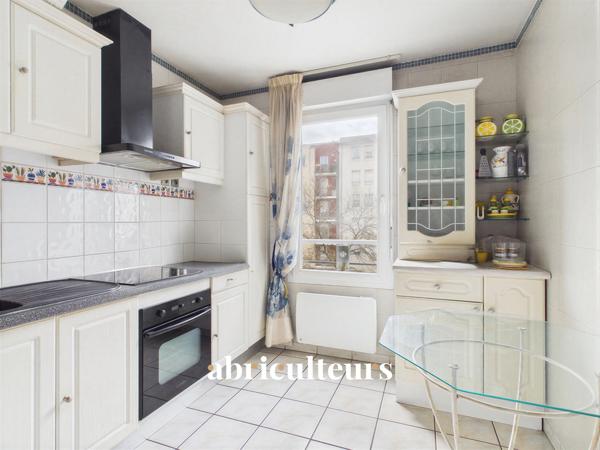 Grand 2 pièces avec terrasse et garage en vente à Bron (69500)