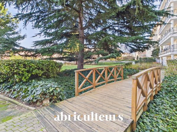 Grand 2 pièces avec terrasse et garage en vente à Bron (69500)