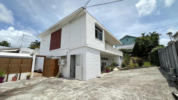 Villa avec deux T4 et piscine à CLAIRIERE