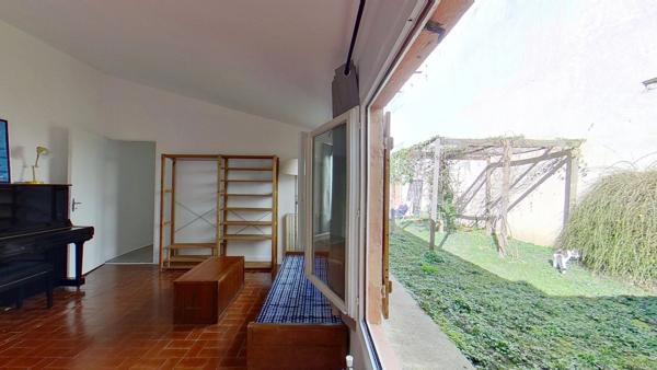Bien rare aux portes de Paris – Appartement mixte de plein pied à usage d’habitation avec jardin privatif