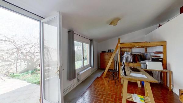 Bien rare aux portes de Paris – Appartement mixte de plein pied à usage d’habitation avec jardin privatif