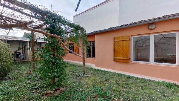 Bien rare aux portes de Paris – Appartement mixte de plein pied à usage d’habitation avec jardin privatif