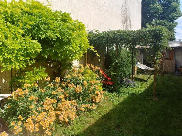 Bien rare aux portes de Paris – Appartement mixte de plein pied à usage d’habitation avec jardin privatif