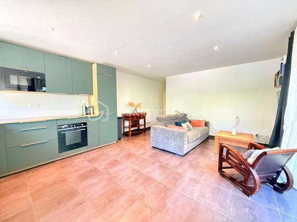 Dans une résidence CALME et VERDOYANTE, venez découvrir cet appartement de 43 m2 LUMINEUX.
Situé au RDC avec un JARDIN privatif, ce bien se compose d'un salon SPACIEUX et une cuisine AMENAGEE de 23 m2 , une chambre de 11m2 AVEC PLACARD et une SDB avec WC séparé.

Deux places de parking complète ce bien.

Les ++ :

RAPID MARKET à 1 mn à pied
Boulangerie et deux pizzeria à 5 mn
BAR TABAC et Relais Colis à 4 mn
Centre Médical à 5 mn 
Cinéma, un marché couvert TOUS LES VENDREDIS MATIN et une MICRO CRECHE à 5mn.
A 5mn à pied de l'école Elémentaire Edouard HERRIOT.
A 9 mn à pied de la Maternelle Paul LETOMBE.
A 5mn du Bus 114 qui dessert le RER A en 16mn et à 12 mn du RER E le Raincy Villemomble.
A 5 mn du PARC DES COTEAUX D'AVRON