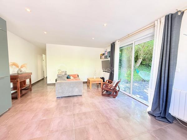 Dans une résidence CALME et VERDOYANTE, venez découvrir cet appartement de 43 m2 LUMINEUX.
Situé au RDC avec un JARDIN privatif, ce bien se compose d'un salon SPACIEUX et une cuisine AMENAGEE de 23 m2 , une chambre de 11m2 AVEC PLACARD et une SDB avec WC séparé.

Deux places de parking complète ce bien.

Les ++ :

RAPID MARKET à 1 mn à pied
Boulangerie et deux pizzeria à 5 mn
BAR TABAC et Relais Colis à 4 mn
Centre Médical à 5 mn 
Cinéma, un marché couvert TOUS LES VENDREDIS MATIN et une MICRO CRECHE à 5mn.
A 5mn à pied de l'école Elémentaire Edouard HERRIOT.
A 9 mn à pied de la Maternelle Paul LETOMBE.
A 5mn du Bus 114 qui dessert le RER A en 16mn et à 12 mn du RER E le Raincy Villemomble.
A 5 mn du PARC DES COTEAUX D'AVRON