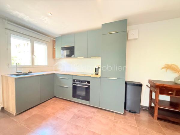 Dans une résidence CALME et VERDOYANTE, venez découvrir cet appartement de 43 m2 LUMINEUX.
Situé au RDC avec un JARDIN privatif, ce bien se compose d'un salon SPACIEUX et une cuisine AMENAGEE de 23 m2 , une chambre de 11m2 AVEC PLACARD et une SDB avec WC séparé.

Deux places de parking complète ce bien.

Les ++ :

RAPID MARKET à 1 mn à pied
Boulangerie et deux pizzeria à 5 mn
BAR TABAC et Relais Colis à 4 mn
Centre Médical à 5 mn 
Cinéma, un marché couvert TOUS LES VENDREDIS MATIN et une MICRO CRECHE à 5mn.
A 5mn à pied de l'école Elémentaire Edouard HERRIOT.
A 9 mn à pied de la Maternelle Paul LETOMBE.
A 5mn du Bus 114 qui dessert le RER A en 16mn et à 12 mn du RER E le Raincy Villemomble.
A 5 mn du PARC DES COTEAUX D'AVRON