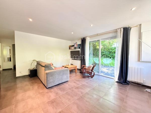 Dans une résidence CALME et VERDOYANTE, venez découvrir cet appartement de 43 m2 LUMINEUX.
Situé au RDC avec un JARDIN privatif, ce bien se compose d'un salon SPACIEUX et une cuisine AMENAGEE de 23 m2 , une chambre de 11m2 AVEC PLACARD et une SDB avec WC séparé.

Deux places de parking complète ce bien.

Les ++ :

RAPID MARKET à 1 mn à pied
Boulangerie et deux pizzeria à 5 mn
BAR TABAC et Relais Colis à 4 mn
Centre Médical à 5 mn 
Cinéma, un marché couvert TOUS LES VENDREDIS MATIN et une MICRO CRECHE à 5mn.
A 5mn à pied de l'école Elémentaire Edouard HERRIOT.
A 9 mn à pied de la Maternelle Paul LETOMBE.
A 5mn du Bus 114 qui dessert le RER A en 16mn et à 12 mn du RER E le Raincy Villemomble.
A 5 mn du PARC DES COTEAUX D'AVRON