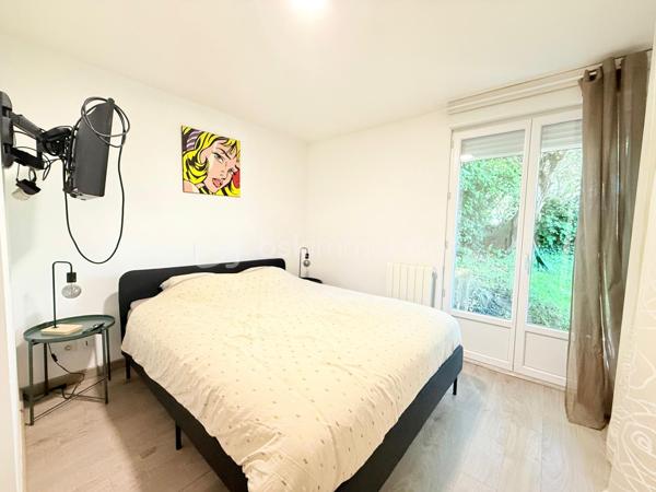 Dans une résidence CALME et VERDOYANTE, venez découvrir cet appartement de 43 m2 LUMINEUX.
Situé au RDC avec un JARDIN privatif, ce bien se compose d'un salon SPACIEUX et une cuisine AMENAGEE de 23 m2 , une chambre de 11m2 AVEC PLACARD et une SDB avec WC séparé.

Deux places de parking complète ce bien.

Les ++ :

RAPID MARKET à 1 mn à pied
Boulangerie et deux pizzeria à 5 mn
BAR TABAC et Relais Colis à 4 mn
Centre Médical à 5 mn 
Cinéma, un marché couvert TOUS LES VENDREDIS MATIN et une MICRO CRECHE à 5mn.
A 5mn à pied de l'école Elémentaire Edouard HERRIOT.
A 9 mn à pied de la Maternelle Paul LETOMBE.
A 5mn du Bus 114 qui dessert le RER A en 16mn et à 12 mn du RER E le Raincy Villemomble.
A 5 mn du PARC DES COTEAUX D'AVRON
