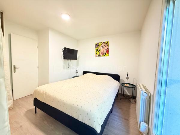 Dans une résidence CALME et VERDOYANTE, venez découvrir cet appartement de 43 m2 LUMINEUX.
Situé au RDC avec un JARDIN privatif, ce bien se compose d'un salon SPACIEUX et une cuisine AMENAGEE de 23 m2 , une chambre de 11m2 AVEC PLACARD et une SDB avec WC séparé.

Deux places de parking complète ce bien.

Les ++ :

RAPID MARKET à 1 mn à pied
Boulangerie et deux pizzeria à 5 mn
BAR TABAC et Relais Colis à 4 mn
Centre Médical à 5 mn 
Cinéma, un marché couvert TOUS LES VENDREDIS MATIN et une MICRO CRECHE à 5mn.
A 5mn à pied de l'école Elémentaire Edouard HERRIOT.
A 9 mn à pied de la Maternelle Paul LETOMBE.
A 5mn du Bus 114 qui dessert le RER A en 16mn et à 12 mn du RER E le Raincy Villemomble.
A 5 mn du PARC DES COTEAUX D'AVRON