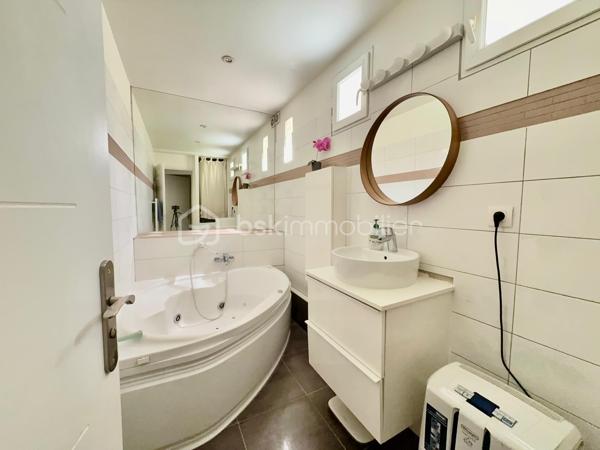 Dans une résidence CALME et VERDOYANTE, venez découvrir cet appartement de 43 m2 LUMINEUX.
Situé au RDC avec un JARDIN privatif, ce bien se compose d'un salon SPACIEUX et une cuisine AMENAGEE de 23 m2 , une chambre de 11m2 AVEC PLACARD et une SDB avec WC séparé.

Deux places de parking complète ce bien.

Les ++ :

RAPID MARKET à 1 mn à pied
Boulangerie et deux pizzeria à 5 mn
BAR TABAC et Relais Colis à 4 mn
Centre Médical à 5 mn 
Cinéma, un marché couvert TOUS LES VENDREDIS MATIN et une MICRO CRECHE à 5mn.
A 5mn à pied de l'école Elémentaire Edouard HERRIOT.
A 9 mn à pied de la Maternelle Paul LETOMBE.
A 5mn du Bus 114 qui dessert le RER A en 16mn et à 12 mn du RER E le Raincy Villemomble.
A 5 mn du PARC DES COTEAUX D'AVRON