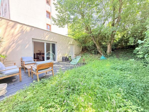 Dans une résidence CALME et VERDOYANTE, venez découvrir cet appartement de 43 m2 LUMINEUX.
Situé au RDC avec un JARDIN privatif, ce bien se compose d'un salon SPACIEUX et une cuisine AMENAGEE de 23 m2 , une chambre de 11m2 AVEC PLACARD et une SDB avec WC séparé.

Deux places de parking complète ce bien.

Les ++ :

RAPID MARKET à 1 mn à pied
Boulangerie et deux pizzeria à 5 mn
BAR TABAC et Relais Colis à 4 mn
Centre Médical à 5 mn 
Cinéma, un marché couvert TOUS LES VENDREDIS MATIN et une MICRO CRECHE à 5mn.
A 5mn à pied de l'école Elémentaire Edouard HERRIOT.
A 9 mn à pied de la Maternelle Paul LETOMBE.
A 5mn du Bus 114 qui dessert le RER A en 16mn et à 12 mn du RER E le Raincy Villemomble.
A 5 mn du PARC DES COTEAUX D'AVRON