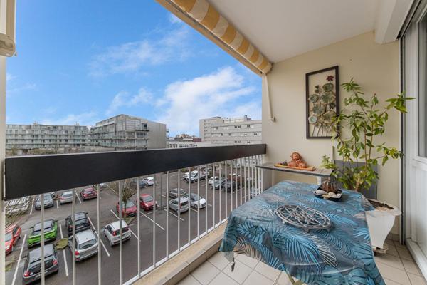 Joli T3 de 63m2 à vendre EN VIAGER dans résidence avec ascenseur, balcon et vue dégagée.