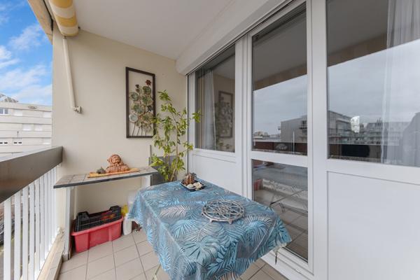 Joli T3 de 63m2 à vendre EN VIAGER dans résidence avec ascenseur, balcon et vue dégagée.