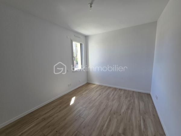 Située sur la commune de Saint-Hilaire-la-Forêt, à seulement 5 minutes des commerces de Jard-sur-Mer et à moins de 10 minutes de l’océan, découvrez cette maison neuve de 2025 offrant confort moderne, luminosité et qualité de vie.

D’une surface habitable d’environ 111 m², cette maison propose une belle organisation intérieure avec une pièce de vie ultra lumineuse de 51 m², idéale pour profiter d’un espace convivial et ouvert sur l’extérieur.

La partie nuit se compose de 3 chambres, d’une salle d’eau spacieuse de 7,5 m², de 2 WC et d’un cellier, apportant praticité et confort au quotidien.

À l’extérieur, vous profiterez d’une grande terrasse exposée plein sud de 32 m², parfaite pour les repas en famille, les moments de détente ou les belles soirées d’été.

Le tout est édifié sur une parcelle de 410 m², offrant un cadre agréable, facile à entretenir, à proximité immédiate du littoral vendéen.

Une maison neuve, lumineuse et fonctionnelle, idéalement située entre commerces, nature et océan.