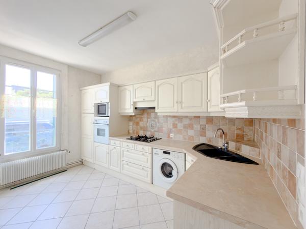 Maison
         8 pièces
        - 152 m² Exclusivité 840 000 € *