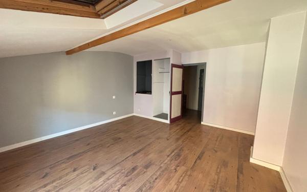 Maison à vendre    2 pièces •  Valensole