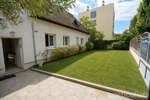 Vente
                Maison152 m² - 6 Pièces -
                    SAINT MAUR DES FOSSES (94210)