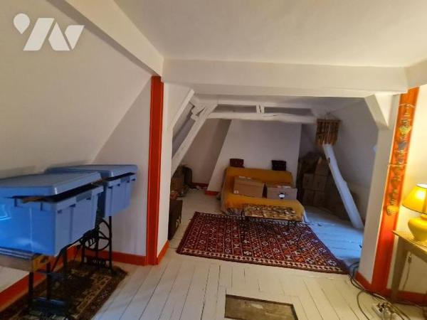 ABBEVILLE - Proche centre ville et de toutes les commodités, maison entièrement rénovée avec so...